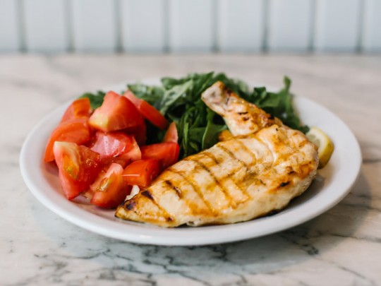 1/4 de pollo con guarnición